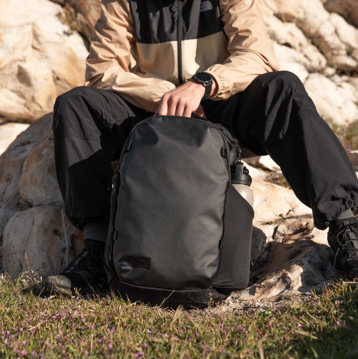 WANDRD Nimbus 18 Black (+ Gratis WANDRD Socks)