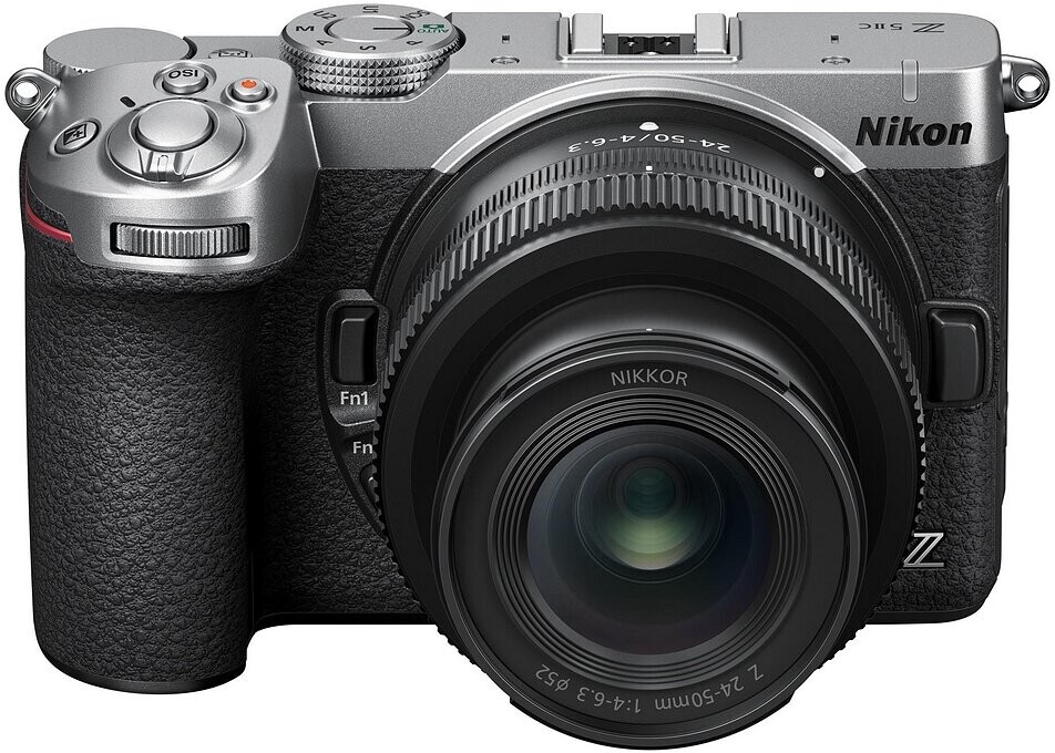 Silberne Nikon Z5II mit NIKKOR Z 24–50 mm Objektiv in gerader Frontansicht, mit großem schwarzem Handgriff.