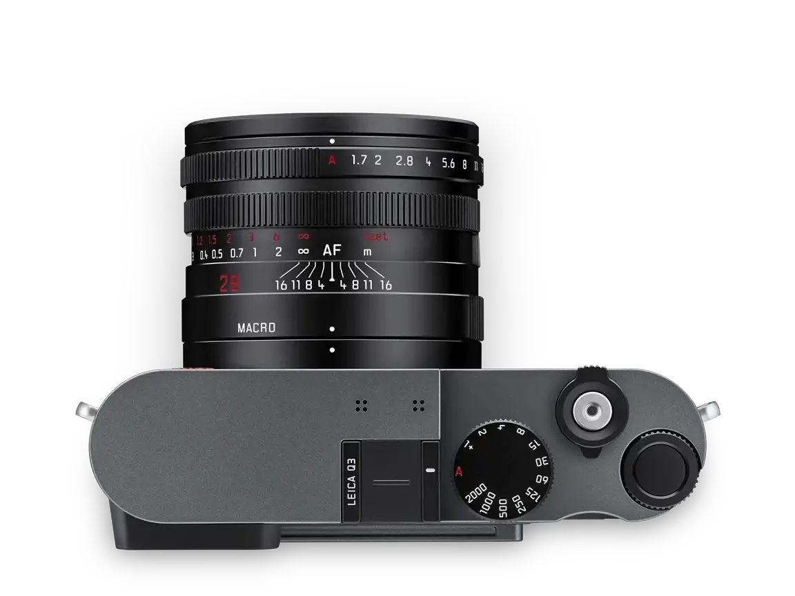 Leica Q3 Metal Grey in der Draufsicht mit Einstellrad, Auslser und Summilux 28 mm f1.7 ASPH. Objektiv