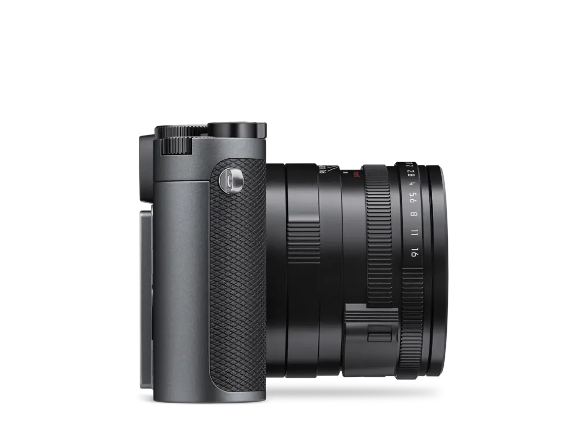 Leica Q3 Metal Grey in rechter Seitenansicht mit Blendenring, Fokusring und integriertem 28-mm-Objektiv