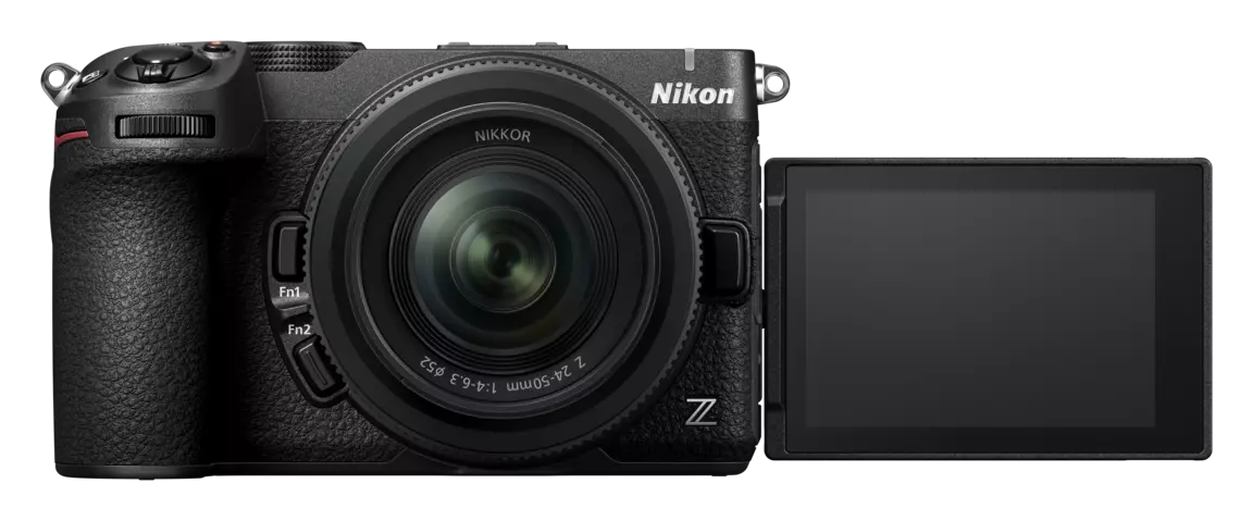 Schwarze Nikon Z Systemkamera mit NIKKOR-Objektiv und seitlich ausgeklapptem, schwenkbarem Display auf schwarzem Hintergrund.