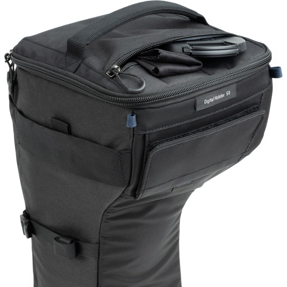 Detailansicht eines schwarzen Kamera-Holsters mit Reißverschluss, Tragegriff und zusätzlichem Fach auf der Oberseite.