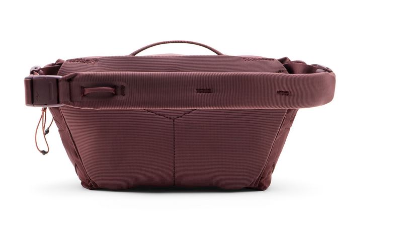 Rückansicht des weinroten Peak Design Outdoor Sling 7L (in der Farbe Burgundy) mit ergonomisch geformter, gepolsterter Rückseite, flach angelegtem, breitem Schultergurt inklusive Schnellverschluss-Schnalle und einem unauffälligen oberen Handtragegriff, fr