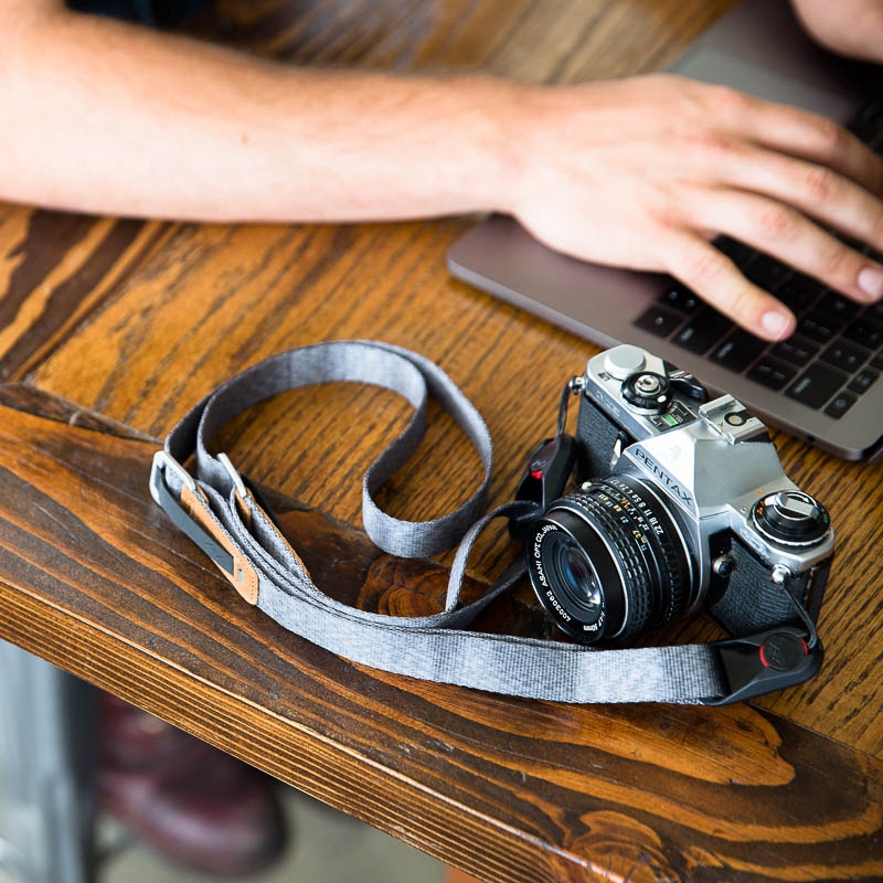 Peak Design Leash Ash - Sangle multifonctionnelle pour appareils photo hybrides, reflex d'entrée de gamme, etc.