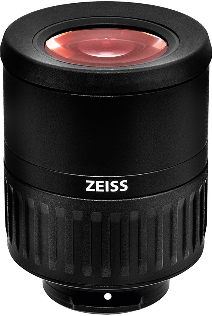 Ein zylinderförmiges, schwarzes ZEISS Victory Harpia Variookular für Spektive in der Frontalansicht, freigestellt auf einem weißen Hintergrund. Im oberen Drittel des mattschwarzen Gehäuses prangt der weiße Markenname „ZEISS“. Die große Okularlinse an der