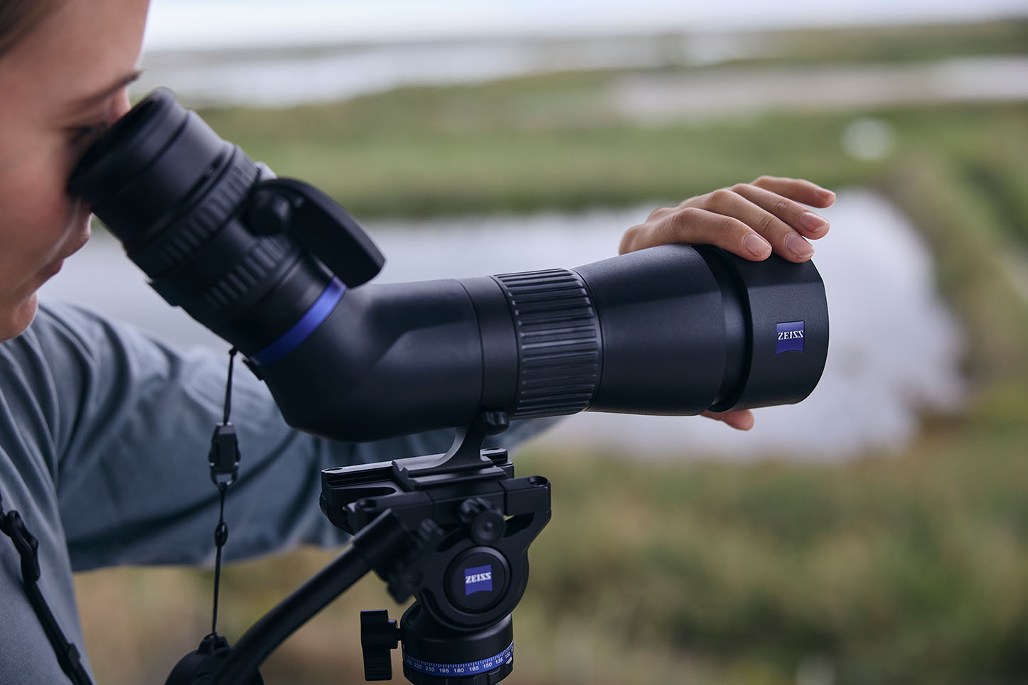 ZEISS Conquest Apia 65 Spektiv Set mit 20-50x Okular & Benro Carbon-Stativ