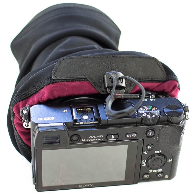 Peak Design Shell Medium (M) - Wetterfeste Schutzhülle für kleine bis mittlere DSLR-Kameras inkl. Objektiv bis 12 cm