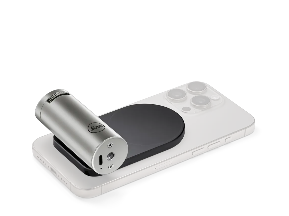 Leica Lux Grip silber liegend auf weißem Hintergrund mit Iphone Dummy